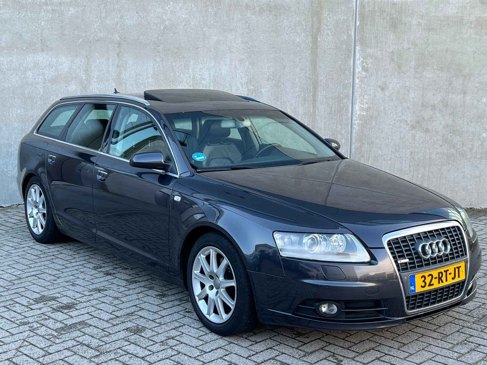 Luxe Grijze Audi A6 2.4 V6 S-Line 177PK/SchuifDak/NieuweAPK!, Auto's, Dealer onderhouden, 1800 kg, Zwart, Zilver of Grijs