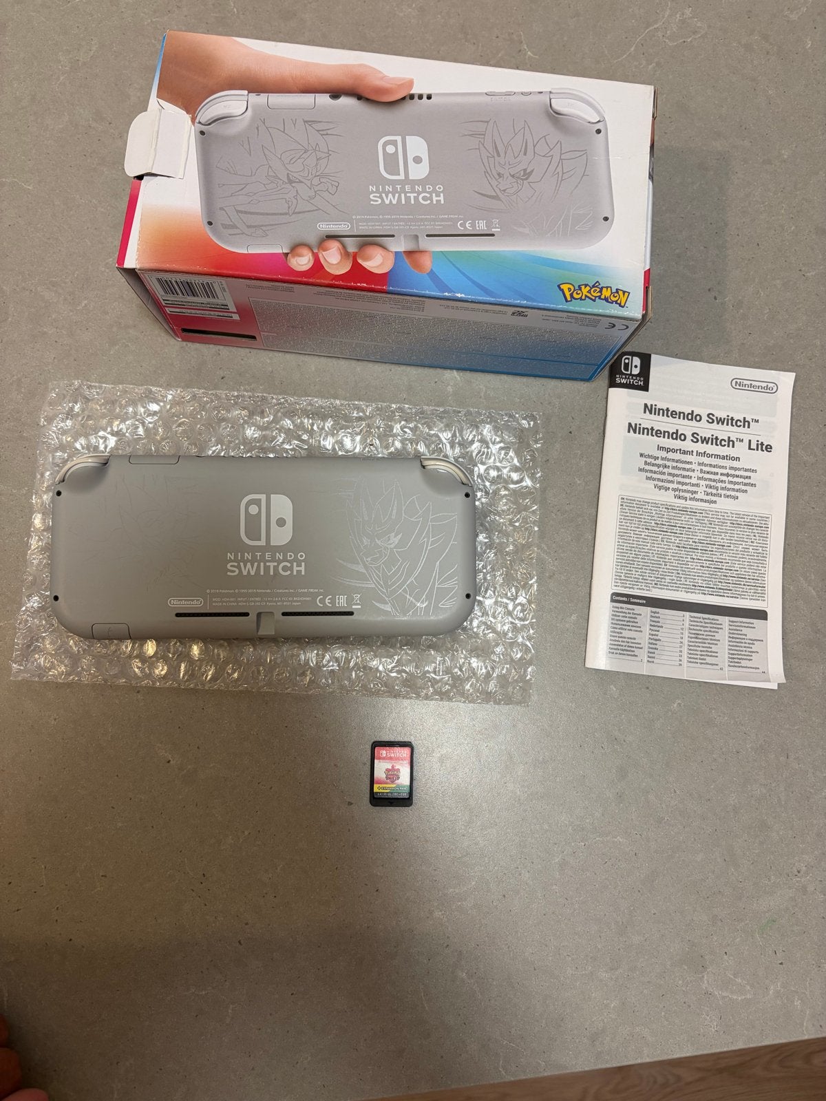 Nintendo Switch Lite Pokémon Edition met Pokémon Shield, Spelcomputers en Games, Met games, Ophalen of Verzenden, Zo goed als nieuw