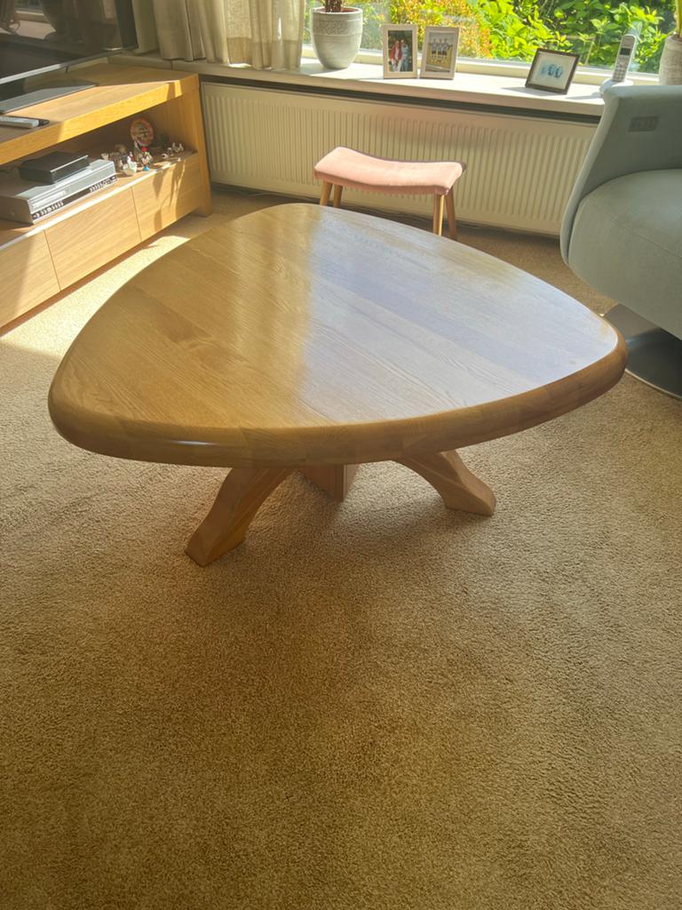Stijlvolle driehoekige salontafel, Huis en Inrichting, Ophalen, Eikenhout, 50 tot 100 cm, Zo goed als nieuw