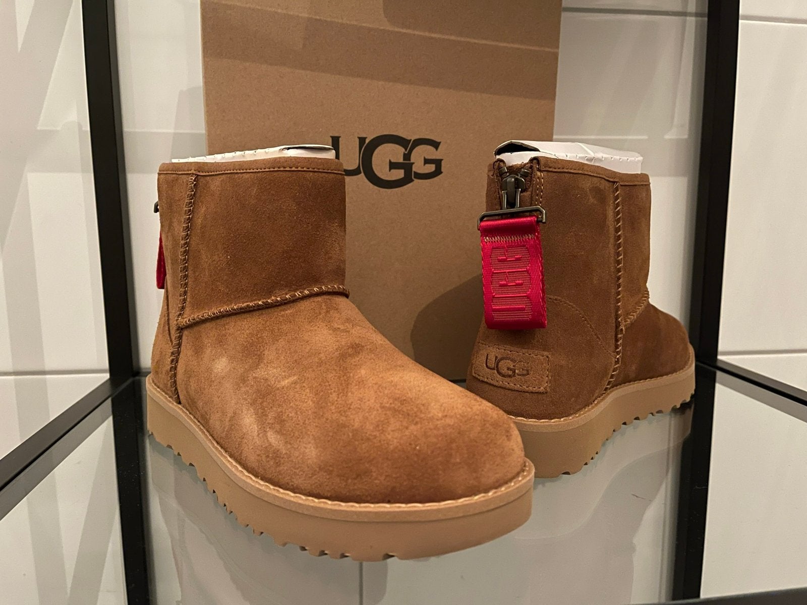 Uggs Classic Mini Logo Zipper, Bruin, Lage of Enkellaarzen, Nieuw, Ophalen of Verzenden