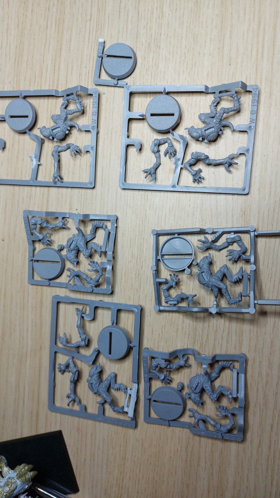 6 Genestealers (waarvan 1 incompleet) - Warhammer 40K, Ophalen of Verzenden, Warhammer 40000, Geverfd