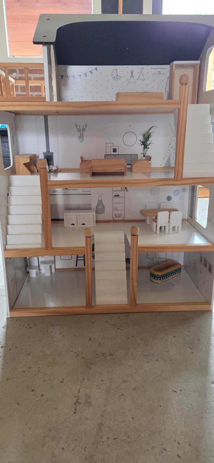Groot houten poppenhuis met meubels Petit Amelie, Ophalen, Zo goed als nieuw, Poppenhuis