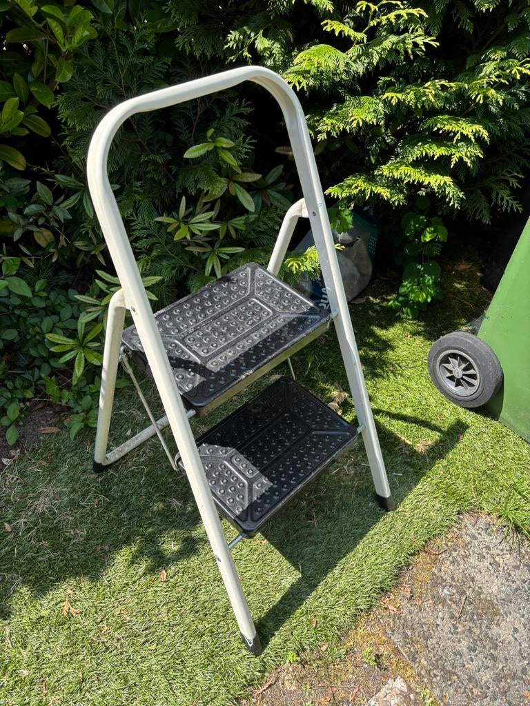 KEUKENTRAPJE METAAL 2 TREDEN  in prima staat ( zie foto’s), Ophalen, Gebruikt, Trap, Minder dan 2 meter