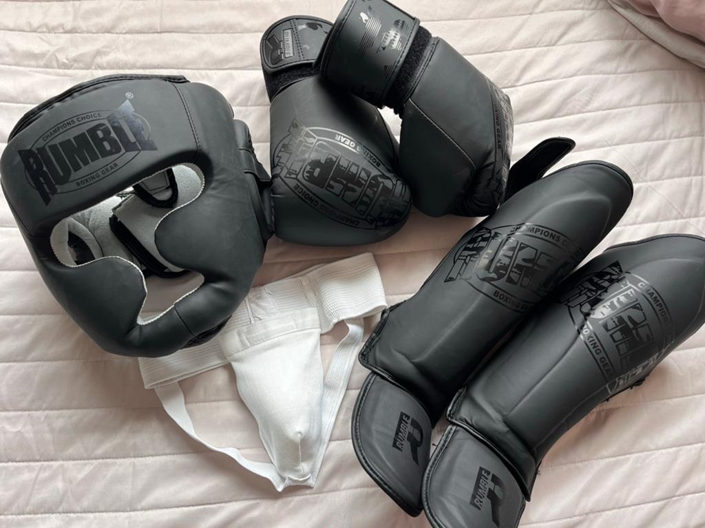 Complete kickboks set voor jeugd - Rumble, Sport en Fitness, Boksen, Ophalen, Zo goed als nieuw, Bokskleding