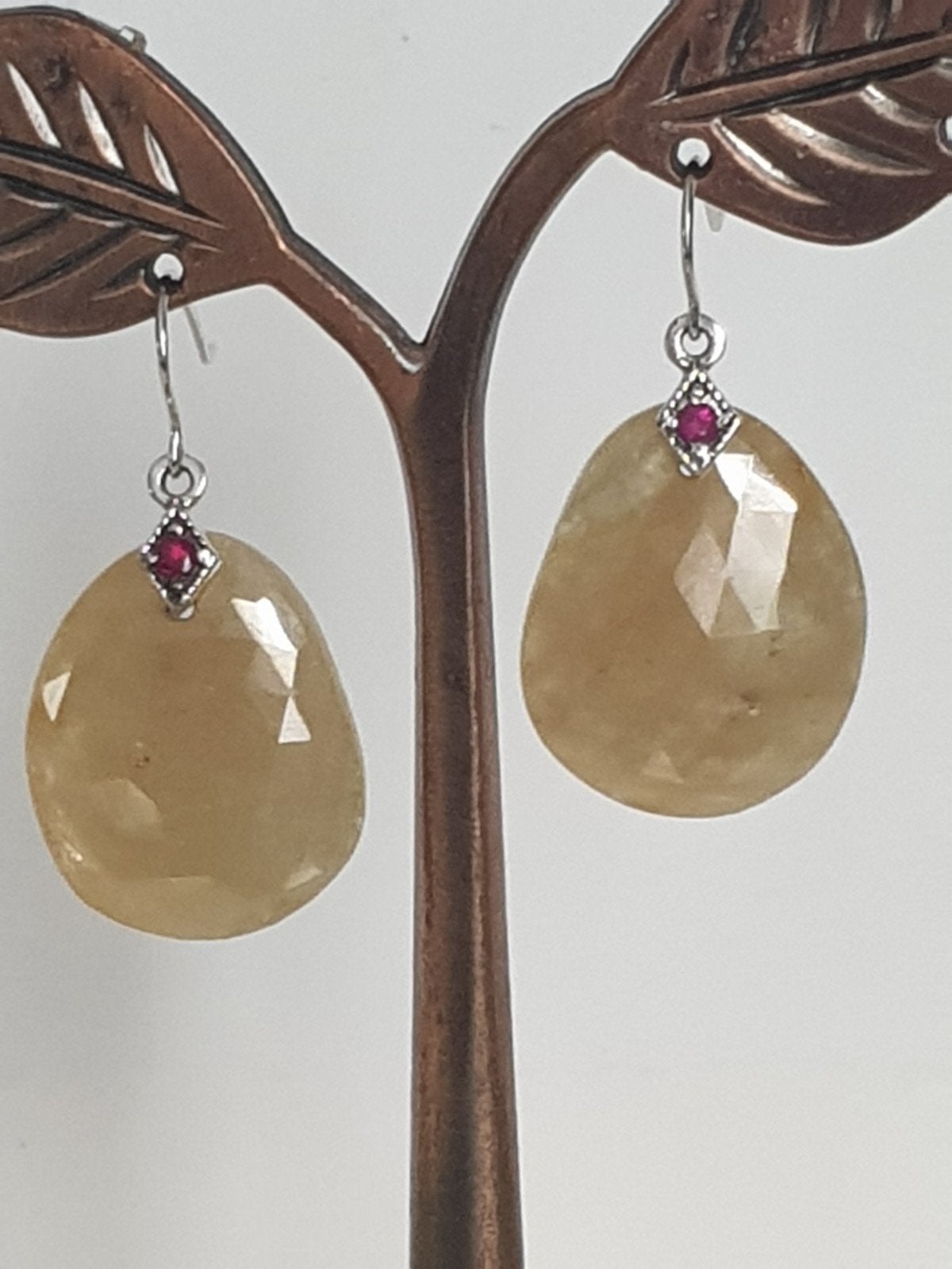 Elegante Gele Saffier Oorbellen met Rode Diamant, Hangers, Wit, Ophalen of Verzenden, Zo goed als nieuw