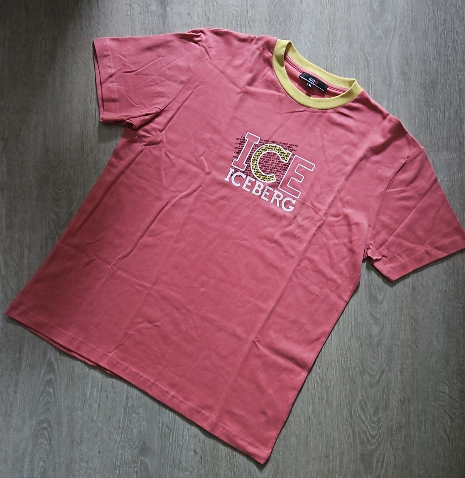 Origineel vintage Iceberg (ICE B) T-Shirt  Roze/Geel Maat XL, Kleding | Heren, Ophalen, Zo goed als nieuw, Maat 56/58 (XL), Roze