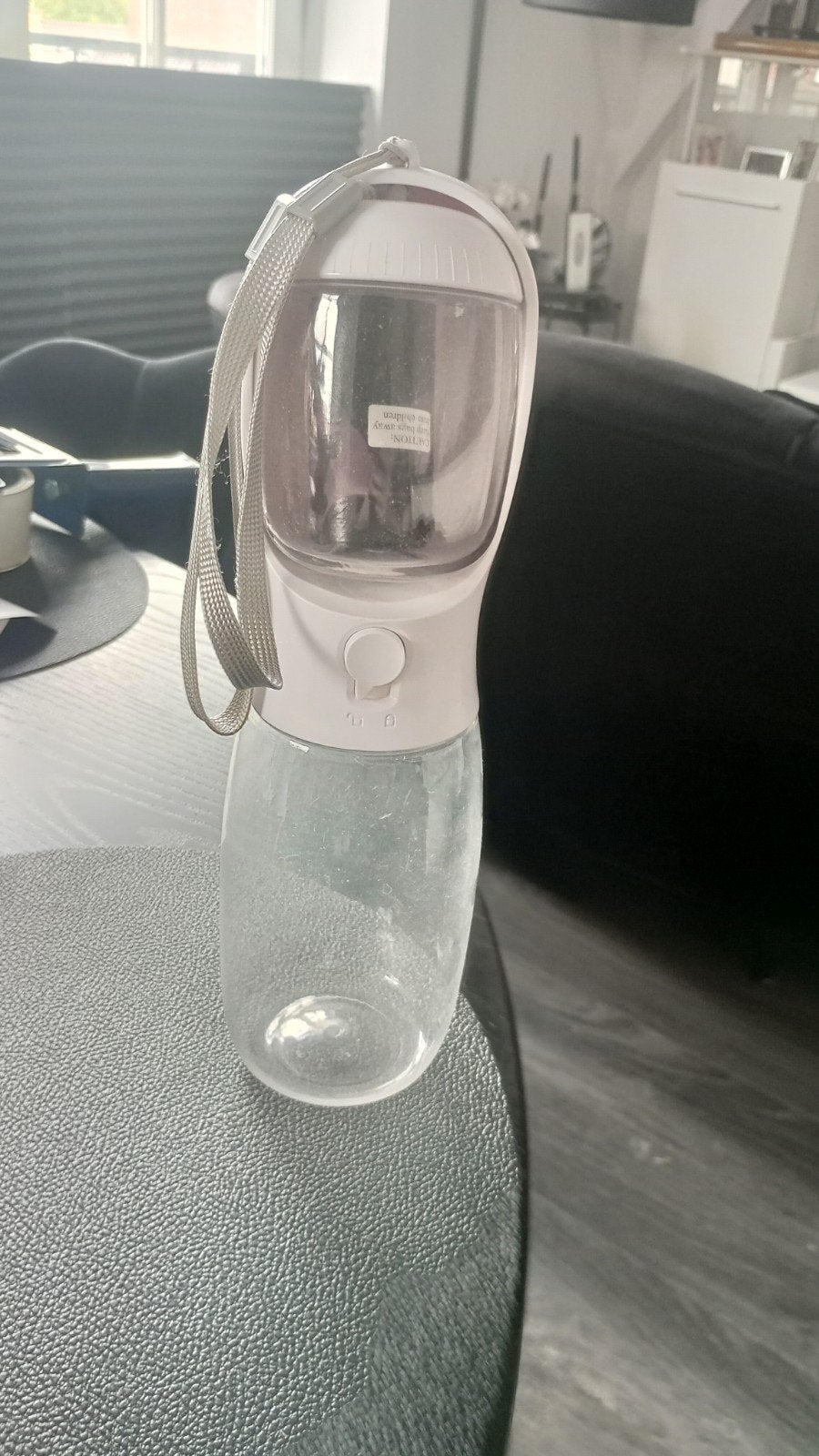 Waterfles met drink bakje en handige snack houder, Ophalen of Verzenden, Zo goed als nieuw, Voer-/drinkbak