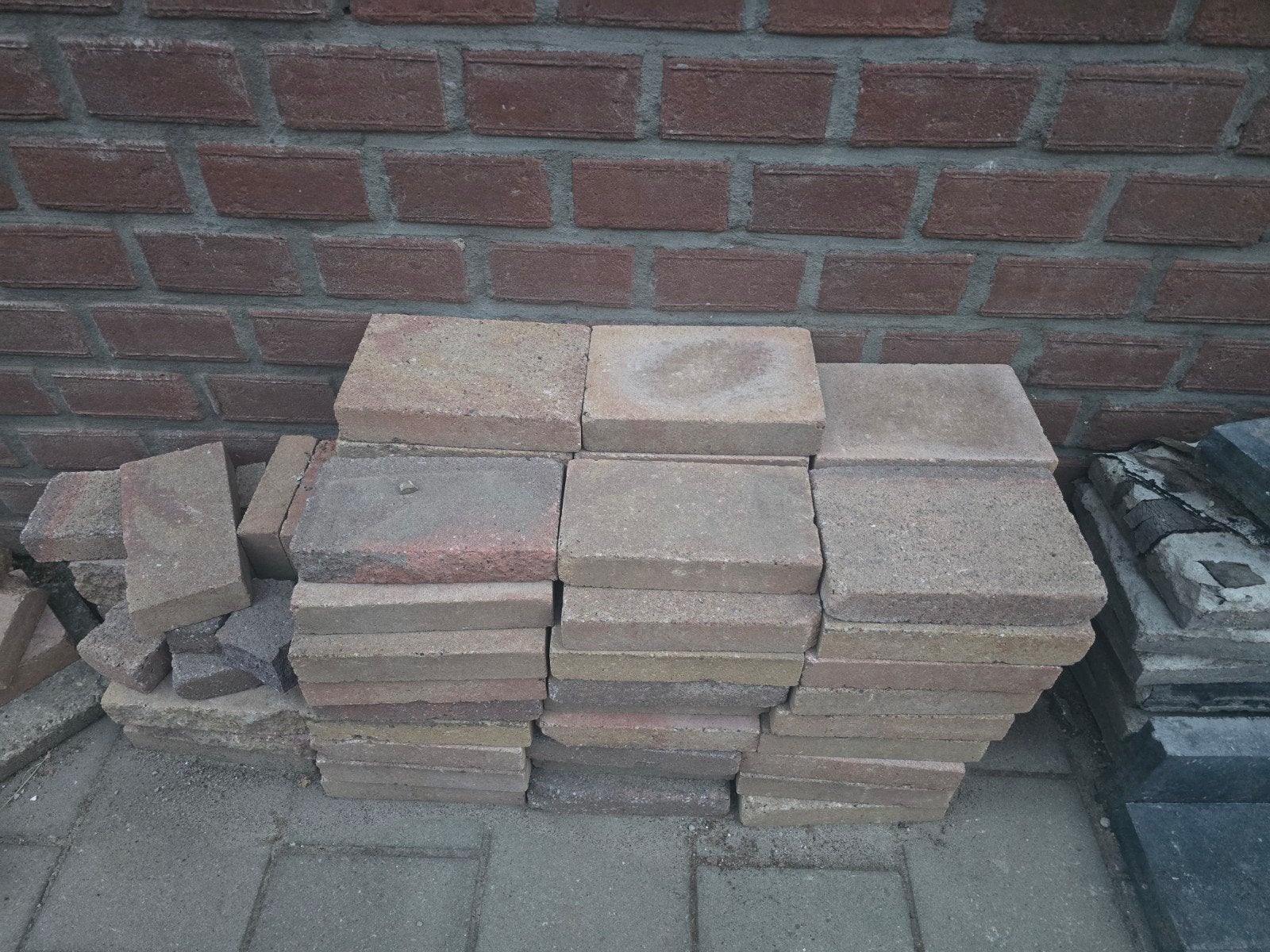 Gratis af te halen: Tegels 40x20 cm (ca. 65 stuks), Tuin en Terras, Gebruikt, Beton, Terrastegels, 5 tot 10 m²