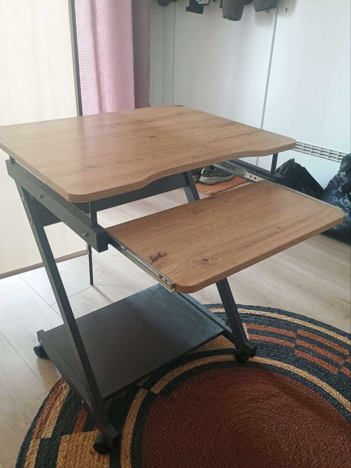 Compact computerbureau met uitschuifbaar toetsenbordblad, Gebruikt, Spaanplaat of MDF, Bruin, Ophalen of Verzenden