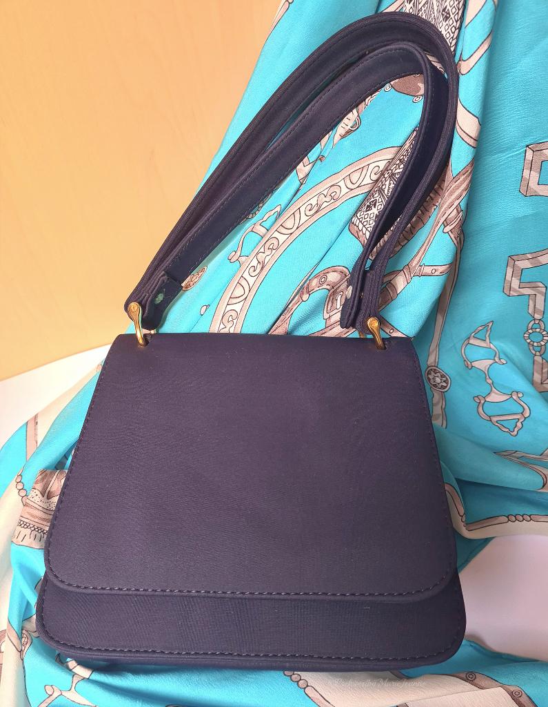 Donkerblauw klein handtasje gouden det. dubbel schouderriem, Ophalen of Verzenden, Zo goed als nieuw, Blauw, Handtas