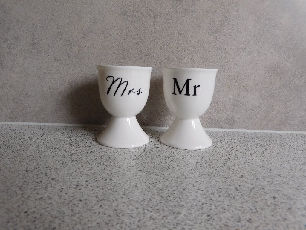 2x Eierdop Mrs & Mr. Wit, Huis en Inrichting, Keuken | Servies, Ophalen of Verzenden, Zo goed als nieuw, Bord(en), Overige stijlen