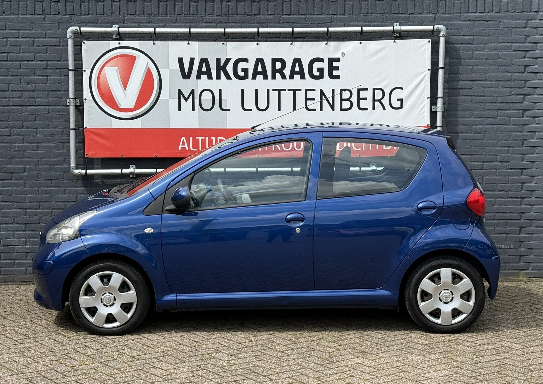TOYOTA Aygo 1.0 12V VVT-I 5DRS MMT Plus AUTOMAAT, Auto's, Stof, Gebruikt, Zwart, 68 pk