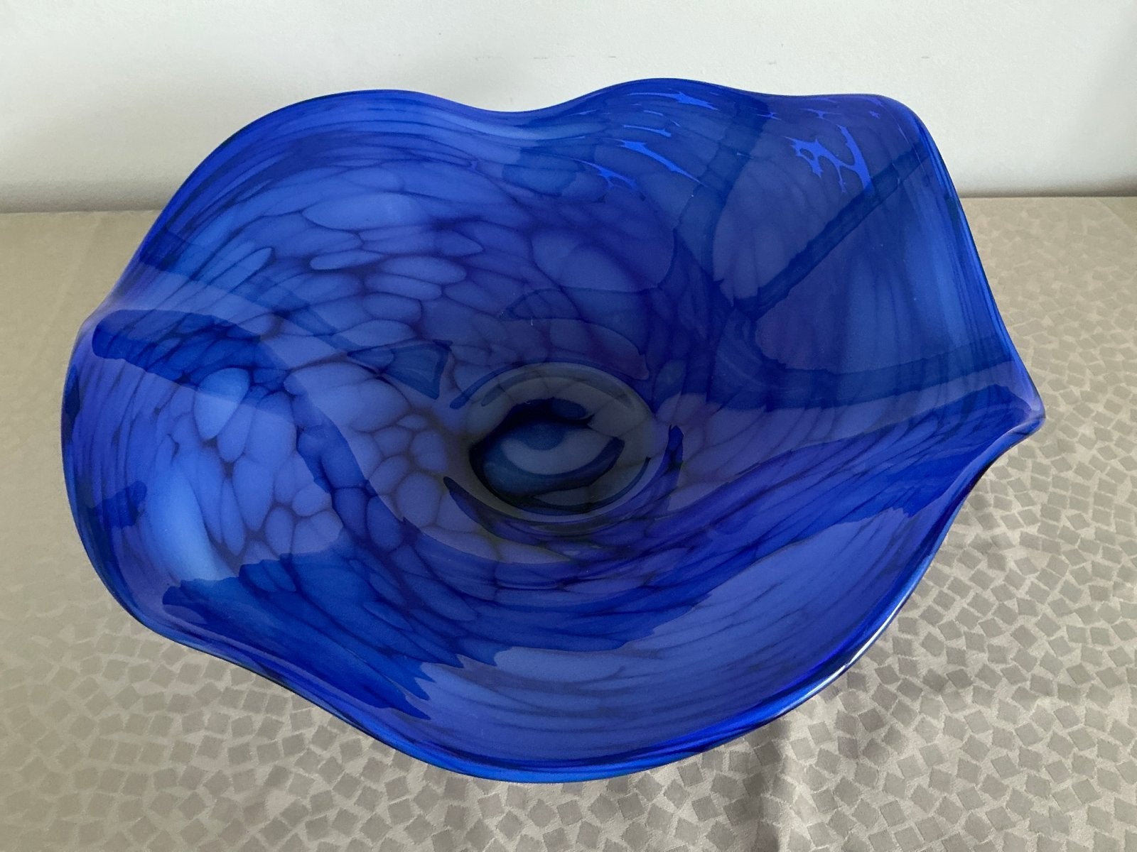 Grote blauwe glazen schaal van gewolkt glas, 37 cm, Ophalen of Verzenden