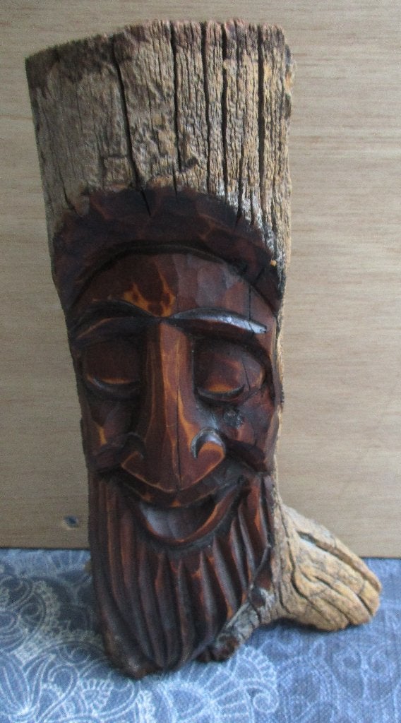 Uniek handgesneden houten gezicht op boomstam, Ophalen of Verzenden