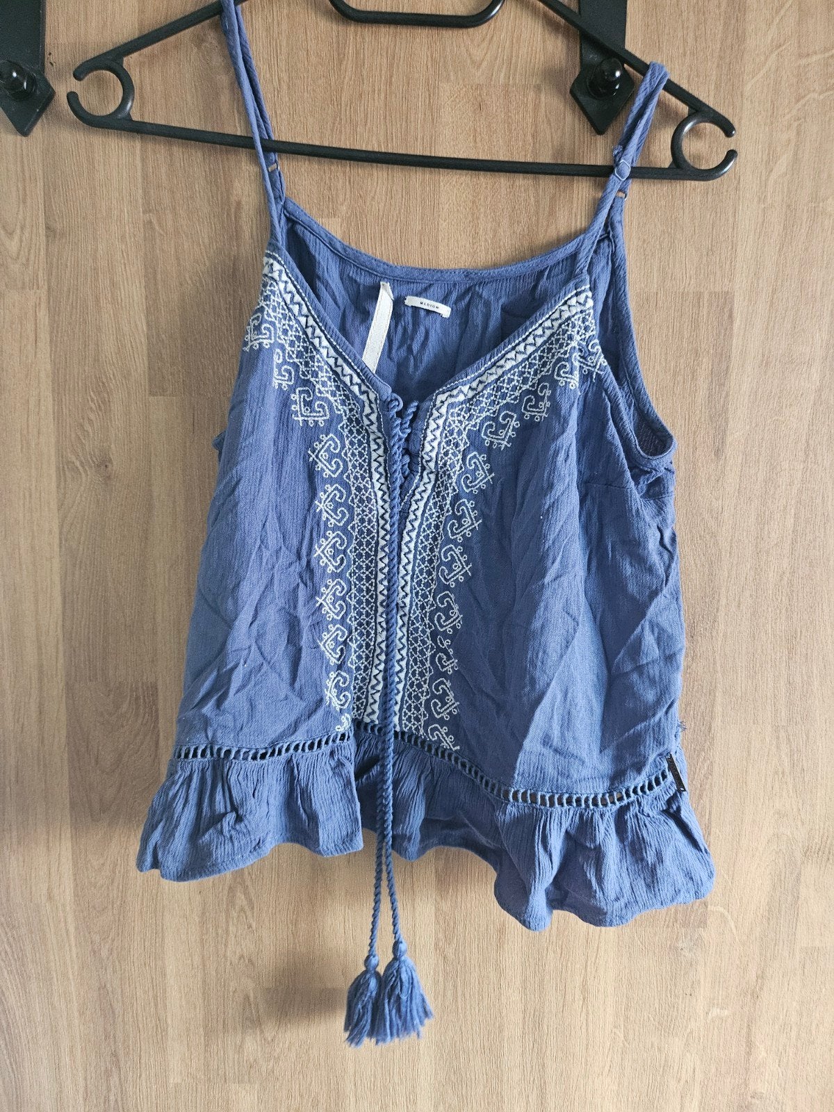 Blauwe top met borduursel en kwastjes - Maat M, Kleding | Dames, Maat 38/40 (M), Blauw, Ophalen of Verzenden, Zo goed als nieuw