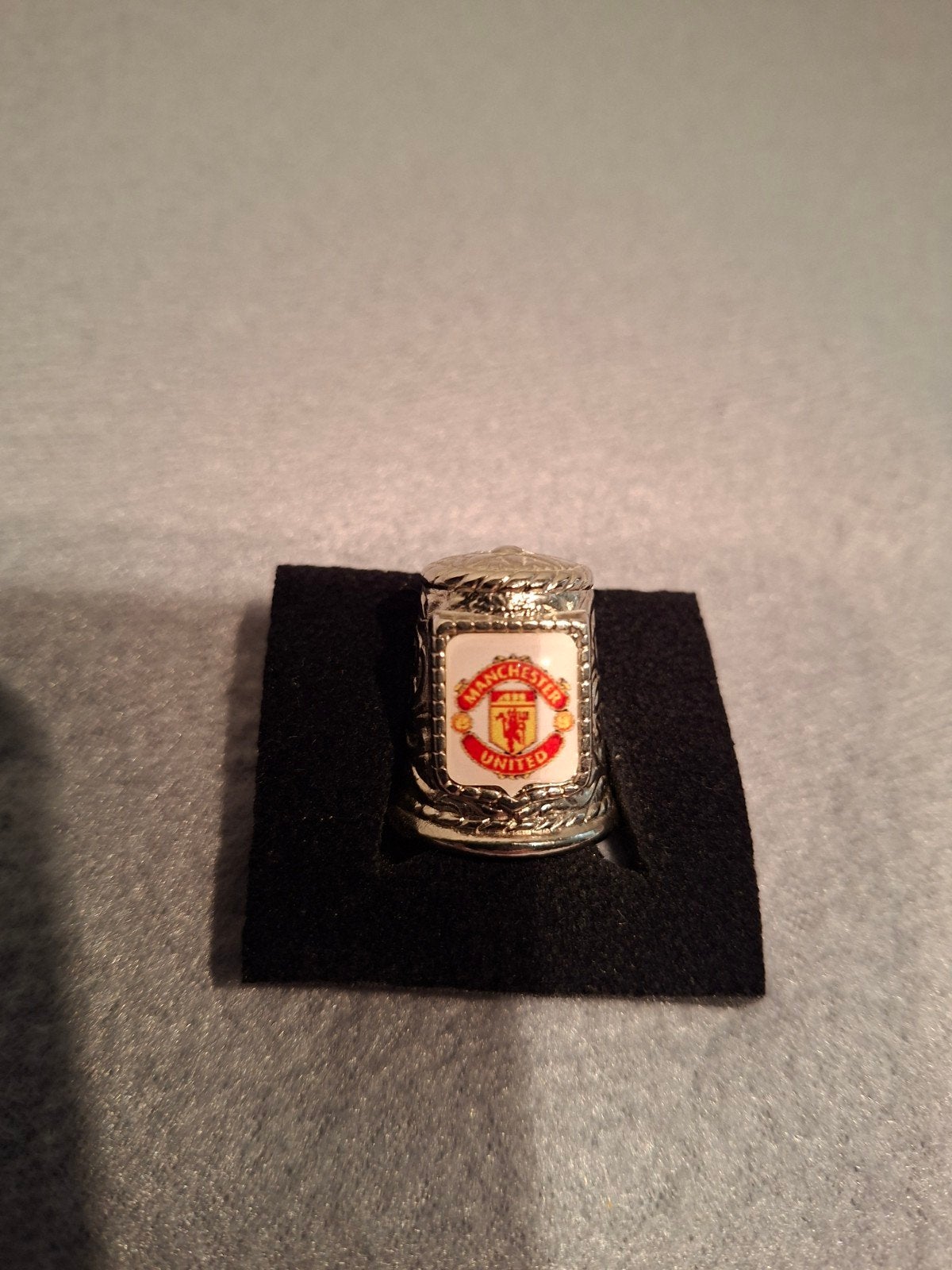 Vingerhoedje voetbal FC MANCHESTER UNITED ( Metaal ), Verzamelen, Overige materialen, Reliëf, Ophalen of Verzenden, Zo goed als nieuw
