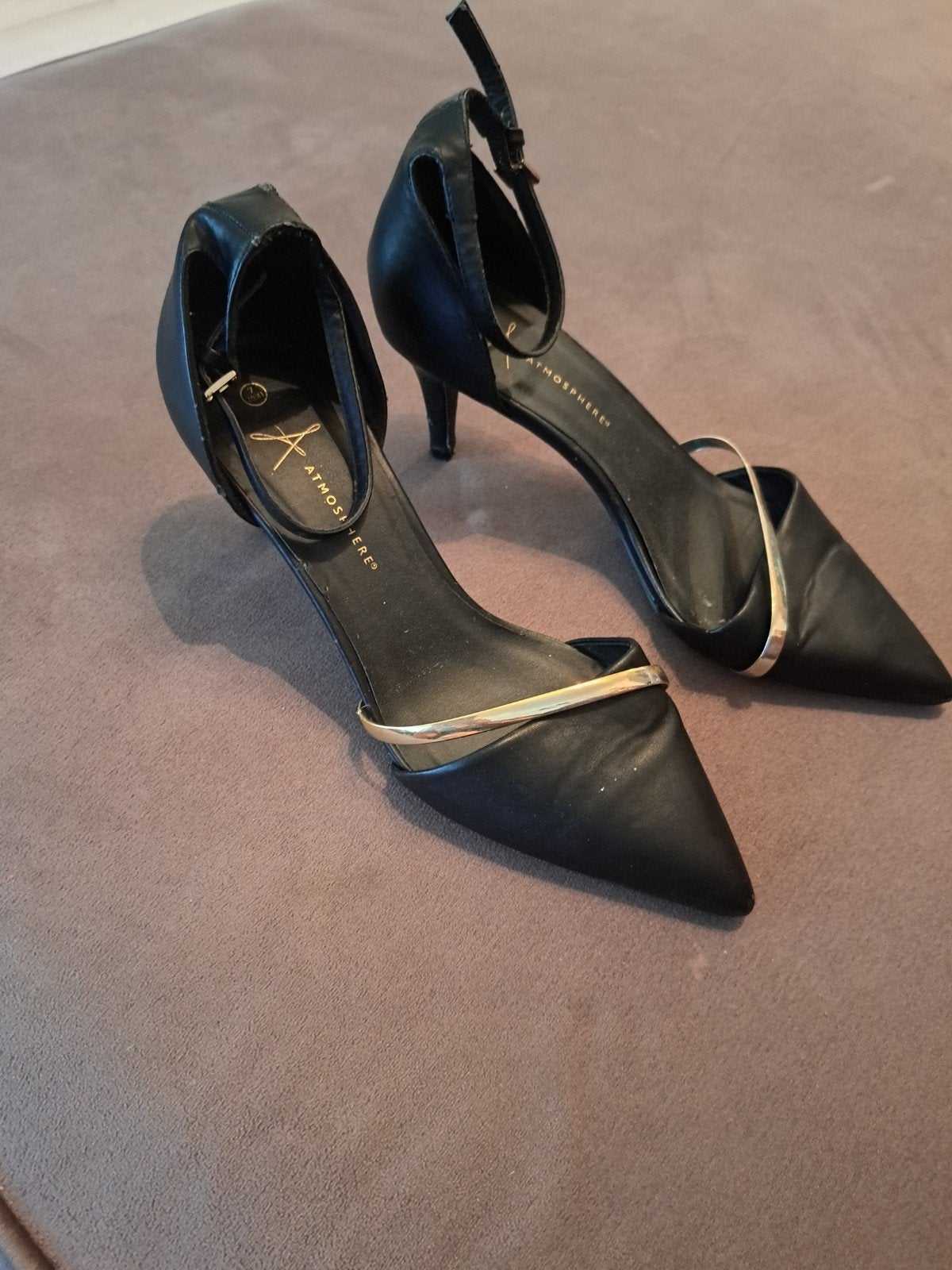Zwarte pumps met gouden bandje - Maat 41, Kleding | Dames, Schoenen, Ophalen of Verzenden