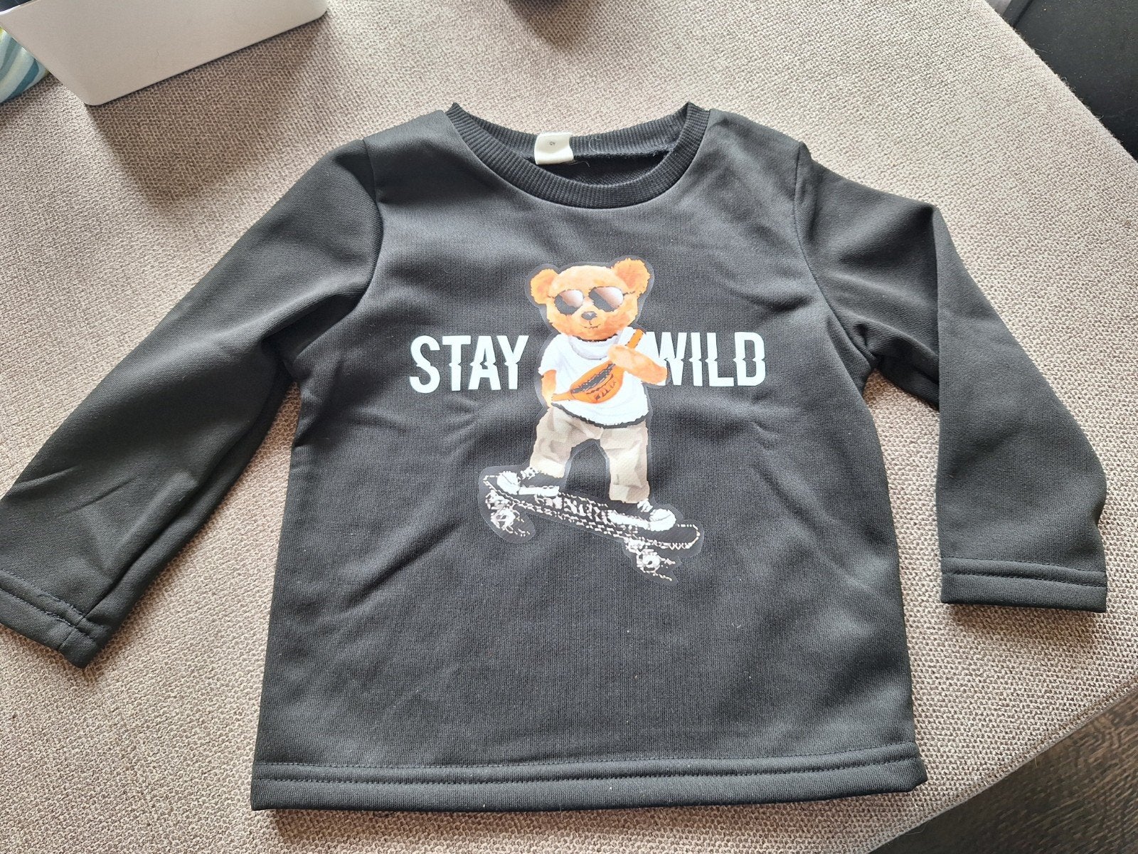 Stoere zwarte trui met 'Stay Wild' beer, maat 86, Kinderen en Baby's, Babykleding | Maat 86, Gebruikt, Ophalen of Verzenden, Onbekend