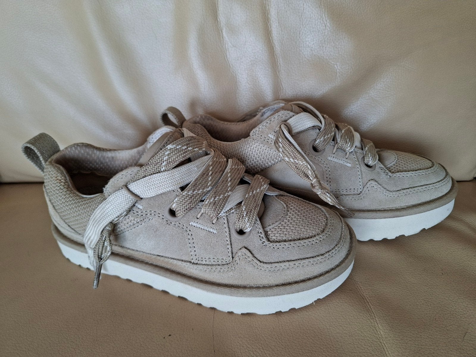 Originele UGG Lowmel Sneakers – Kleur: Sand / Beige, Ophalen of Verzenden, Zo goed als nieuw, Beige, Sneakers of Gympen