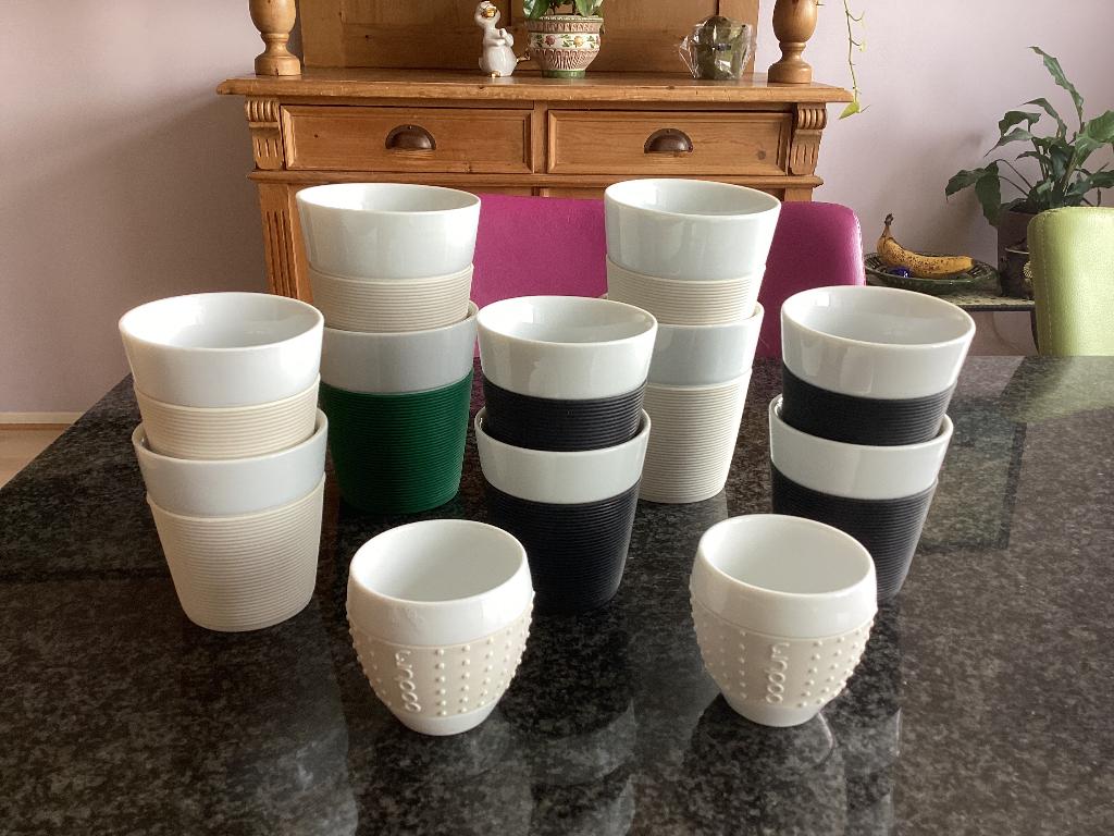 Mok, Bodum, Bistro, Pavina, siliconen sleeve, Huis en Inrichting, Keuken | Servies, Ophalen, Gebruikt, Overige stijlen, Kop(pen) en/of Schotel(s)