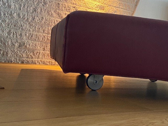 Leolux poef/hocker op wielen - Rood leer, Huis en Inrichting, Gebruikt, Vierkant, Leer, 75 tot 100 cm