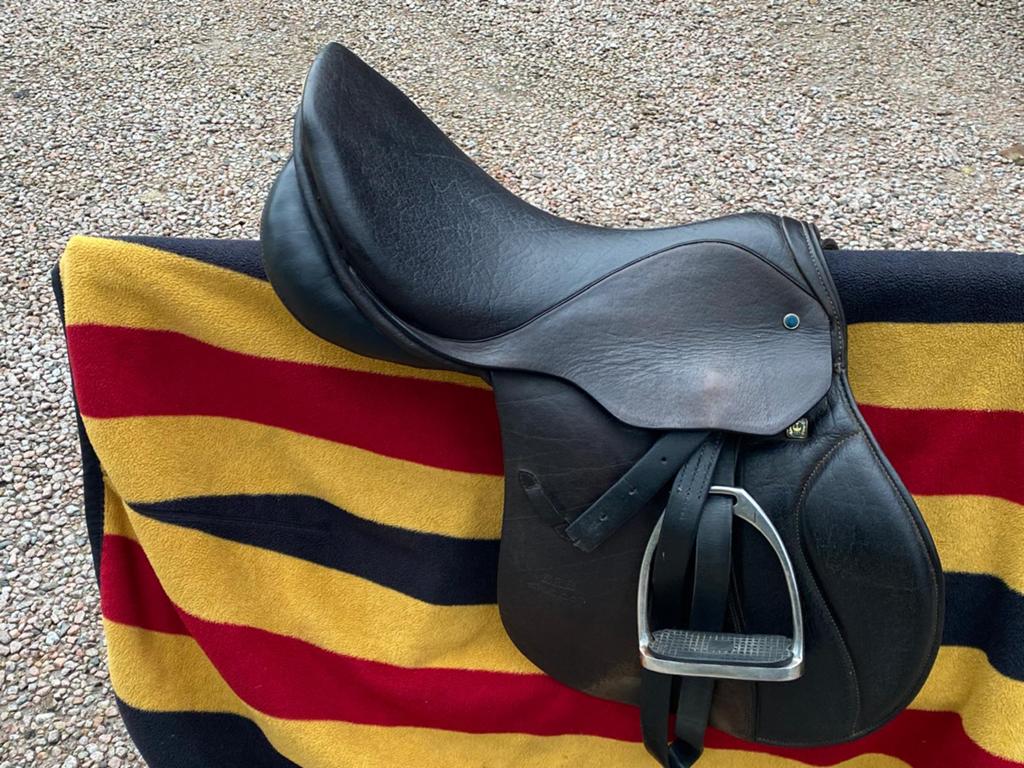 Stüben Lancelot springzadel bruin 17,5 inch, Dieren en Toebehoren, Paarden en Pony's | Zadels, Ophalen of Verzenden, Zo goed als nieuw