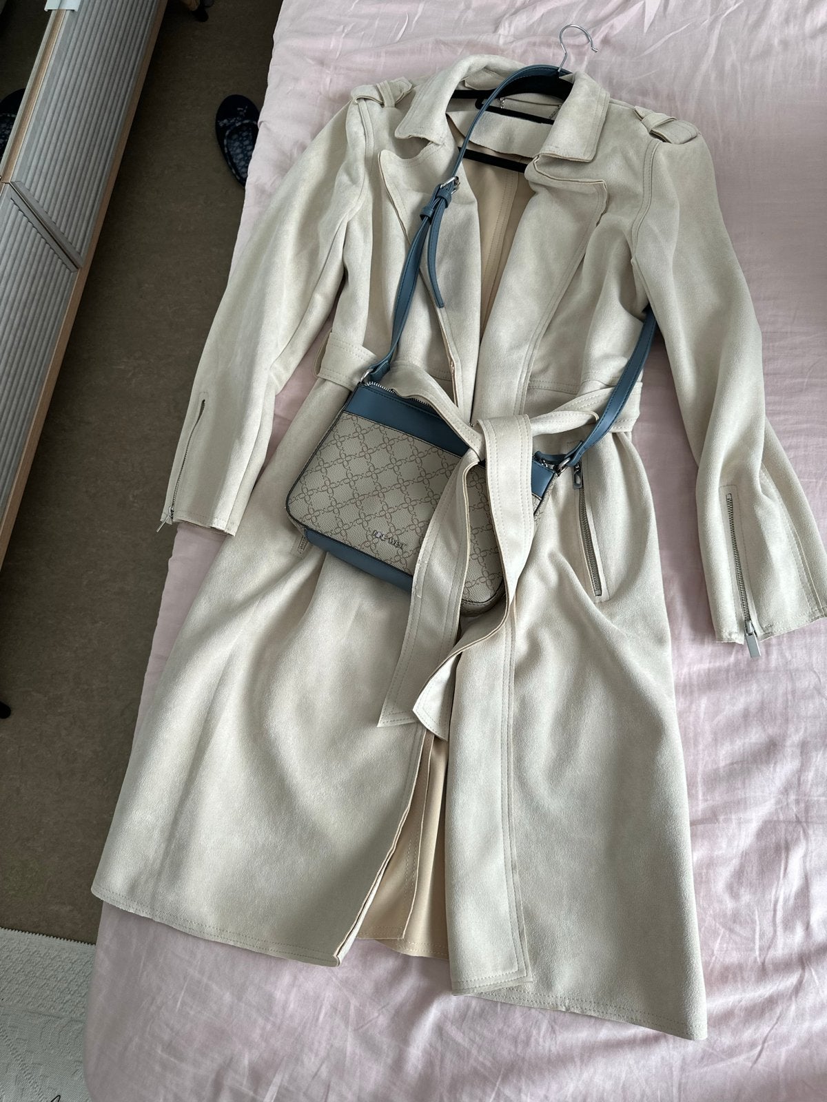 Tahari suède trenchcoat - Beige, Ophalen of Verzenden, Nieuw, Maat 38/40 (M), Beige