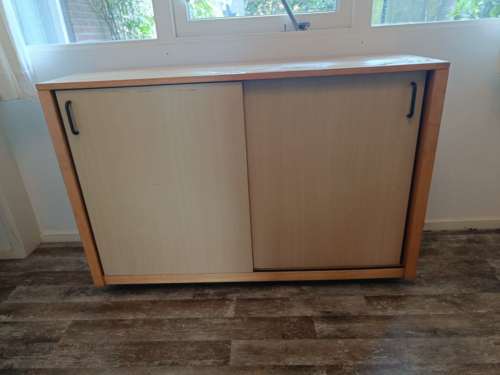 Oude schoolkast op wielen - Gebruikt met gebruikerssporen, Ophalen, 100 tot 150 cm, Vintage, Industrieel, 25 tot 50 cm