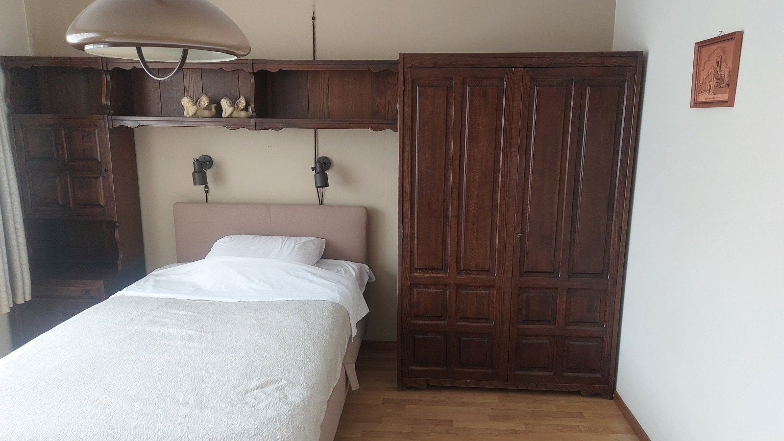 Antieke houten kast en dressoir met spiegel, Ophalen