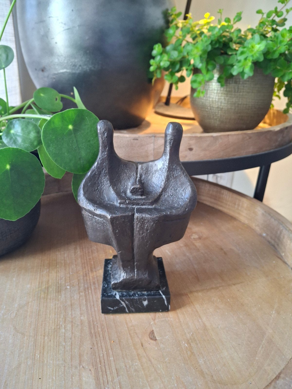Abstract bronzen beeld op marmeren sokkel, Handgemaakt, Minder dan 20 cm, Ophalen of Verzenden, Brons