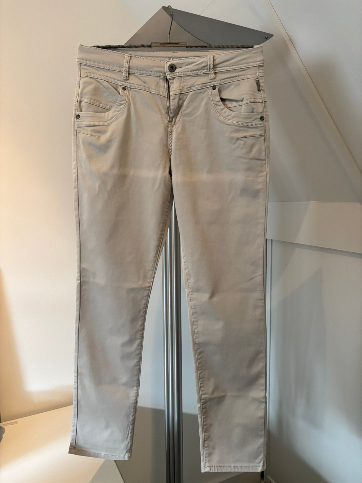Mooie beige lange broek Red Button mt. 40 z.g.a.n., Kleding | Dames, Maat 38/40 (M), Beige, Ophalen of Verzenden, Zo goed als nieuw
