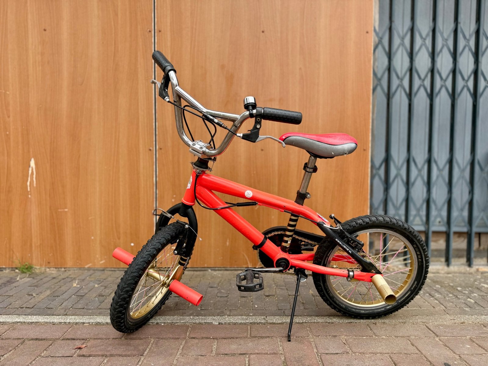 Loekie BMX 16 inch Neonroze, Ophalen, Staal, Velgrem, Voetsteunen