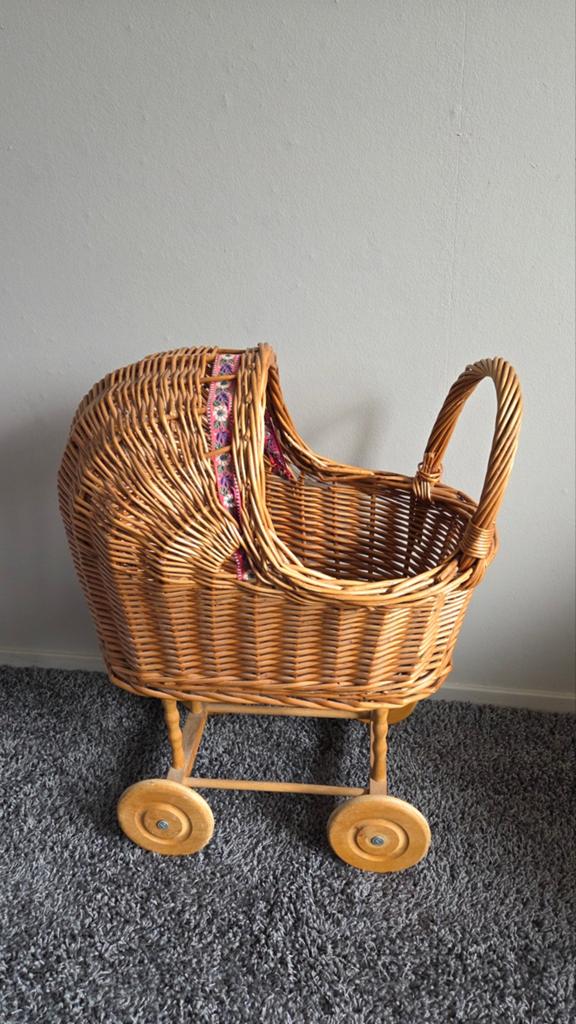 Schattig poppenwagentje, Kinderen en Baby's, Speelgoed | Poppen, Ophalen of Verzenden, Babypop