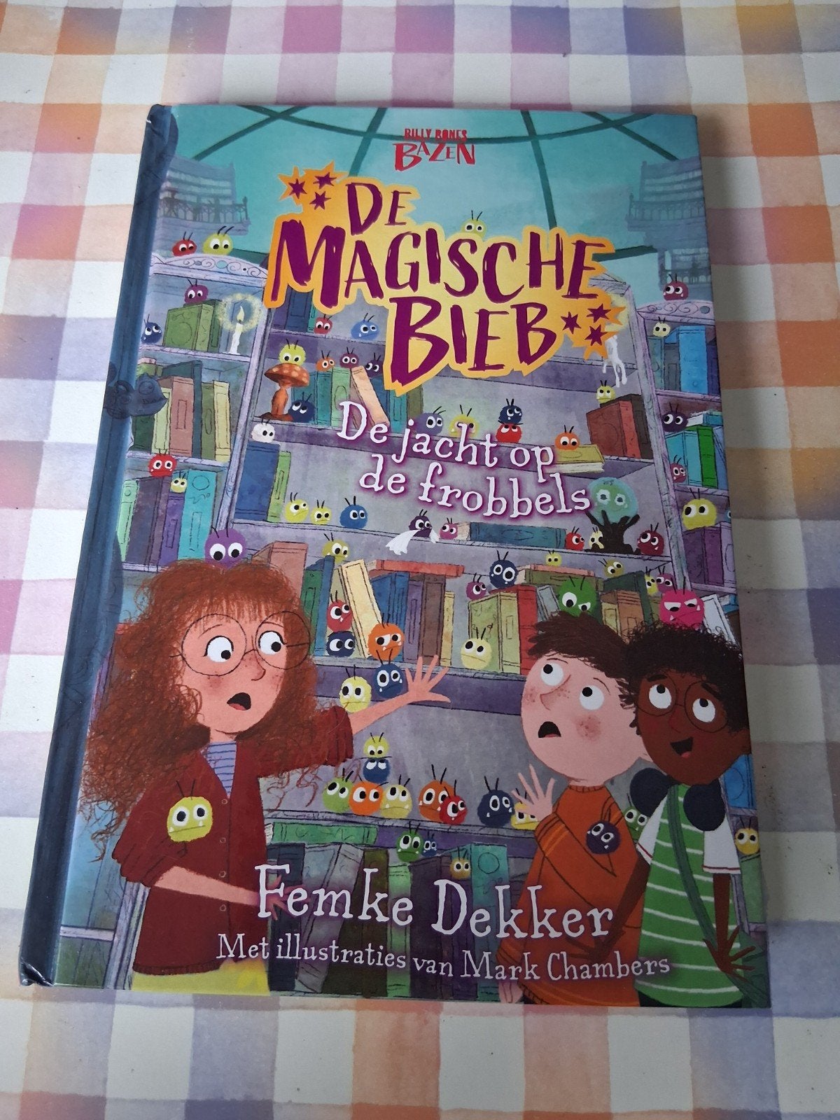 boek femke dekker - de magische bieb - de jacht op frobbels, Ophalen of Verzenden, Zo goed als nieuw, Fictie algemeen