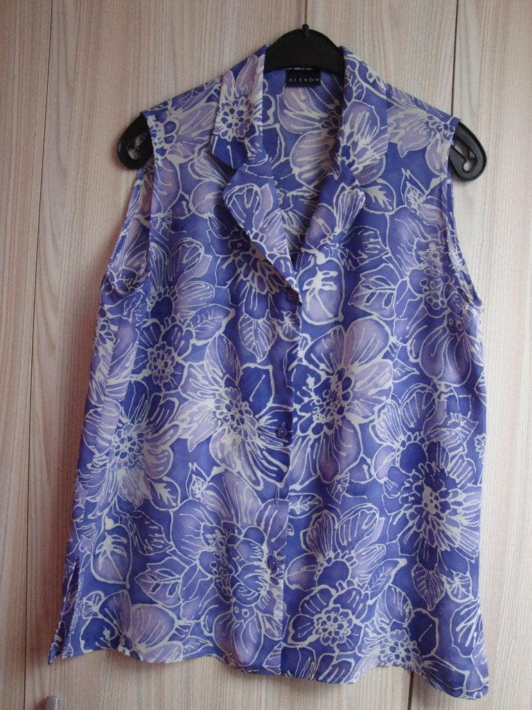 Maat 44. Lila paarse mouwloze blouse met witte bloemen., Ophalen of Verzenden, Zo goed als nieuw, Maat 42/44 (L), Meerkleurig