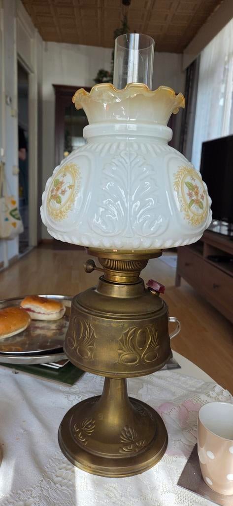 Antieke olielamp met melkglas kap, Antiek en Kunst, Antiek | Lampen, Ophalen