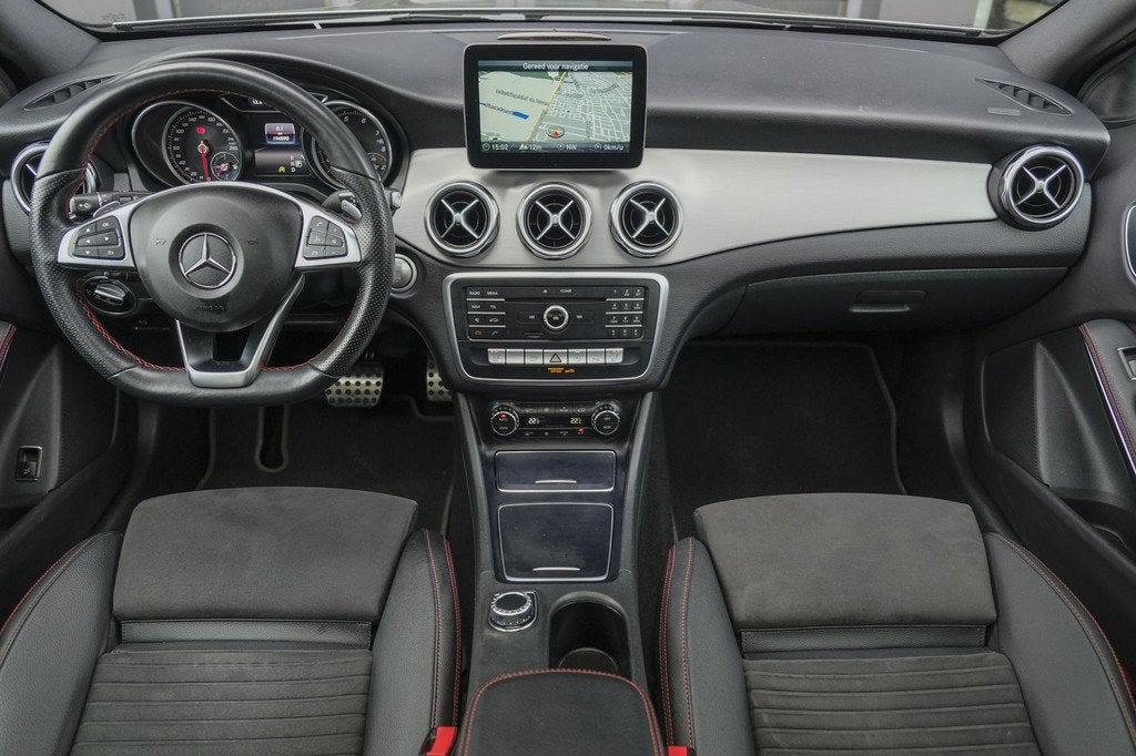 Mercedes-Benz GLA-klasse GLA180 AMG 122pk Panoramadak Night, Auto's, Mercedes-Benz, Gebruikt, 715 kg, Leder en Stof, 122 pk