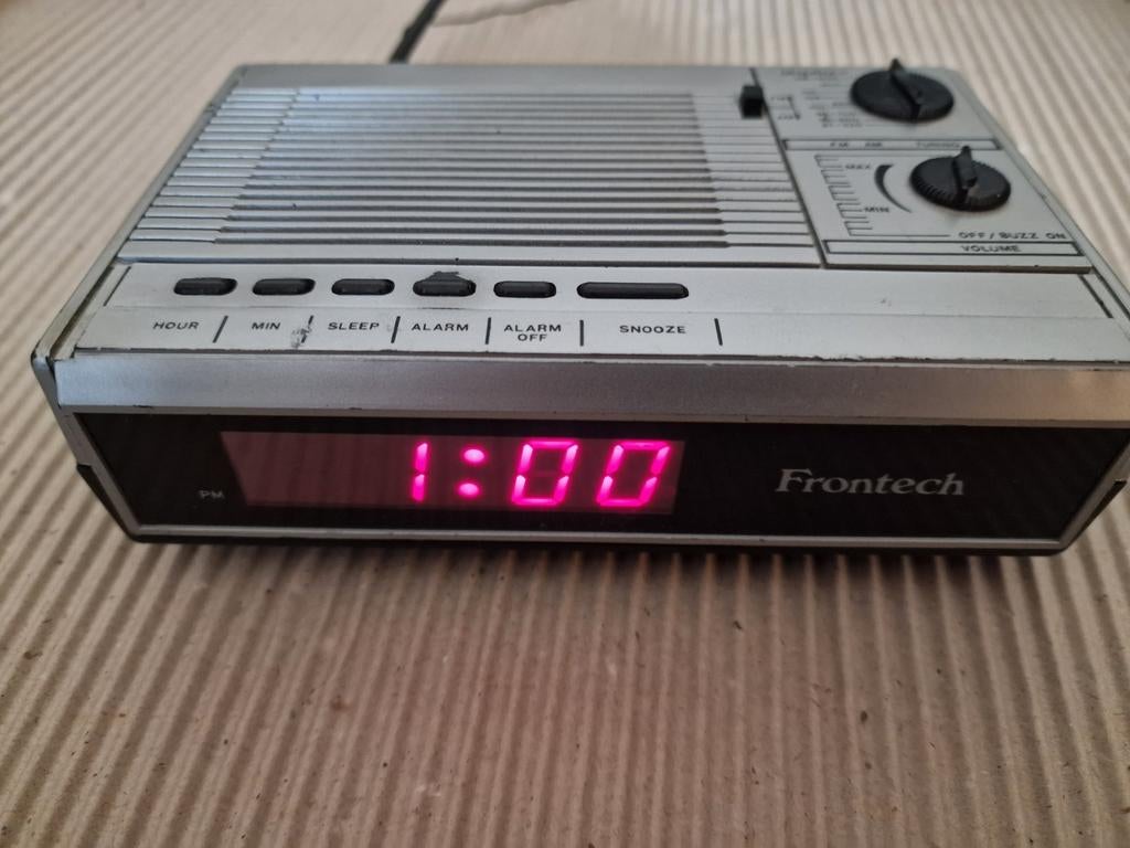 Frontech wekkerradio met FM/AM en LED display, Ophalen of Verzenden, Gebruikt, Radio