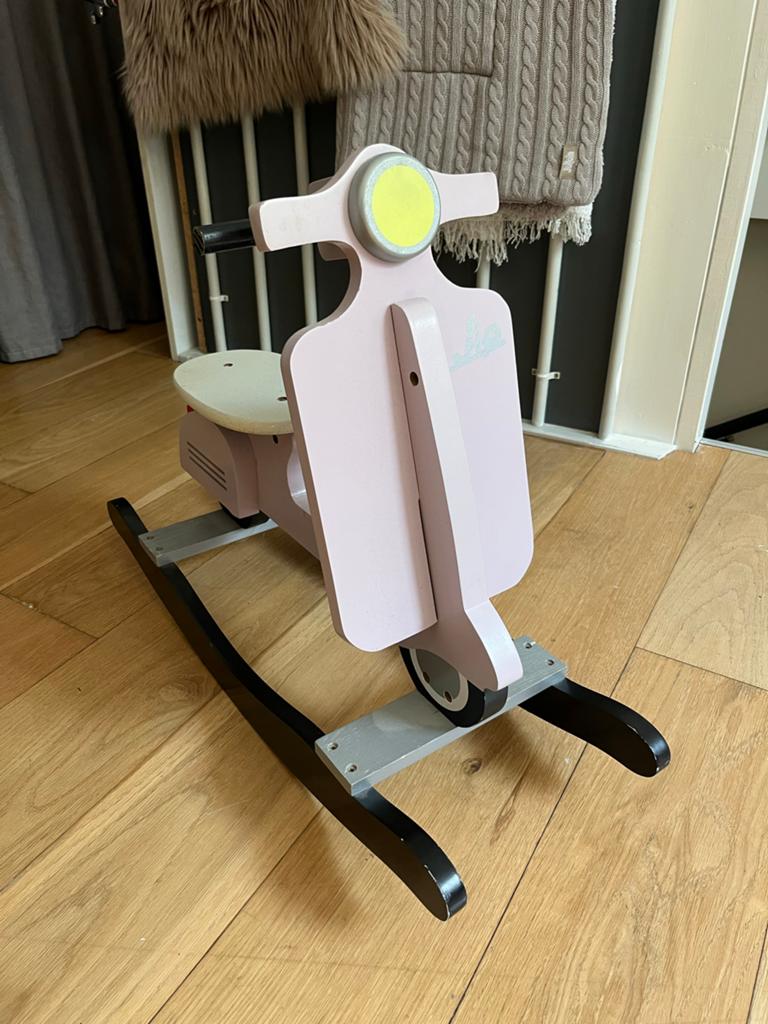 Roze houten hobbelscooter, Ophalen, Gebruikt