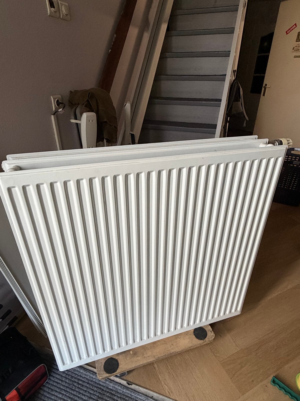 Radiator met afdekplaten en muurbeugels, Ophalen, 30 tot 80 cm, Gebruikt, Radiator