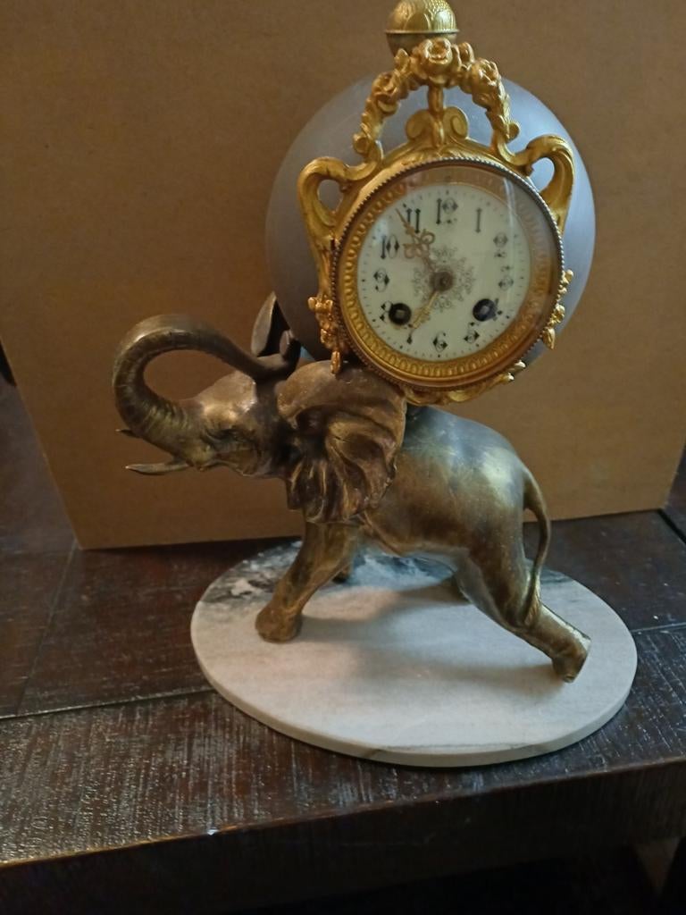 Bronzen olifantenpendule werkt perfect, Antiek en Kunst, Ophalen of Verzenden