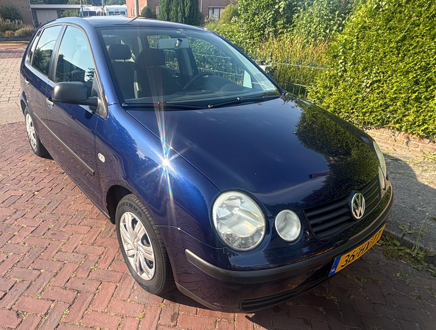 Volkswagen Polo 1.4 bouwjaar 2002. apk tot 6-2-27, Voorwielaandrijving, 4 cilinders, Trekhaak, Blauw