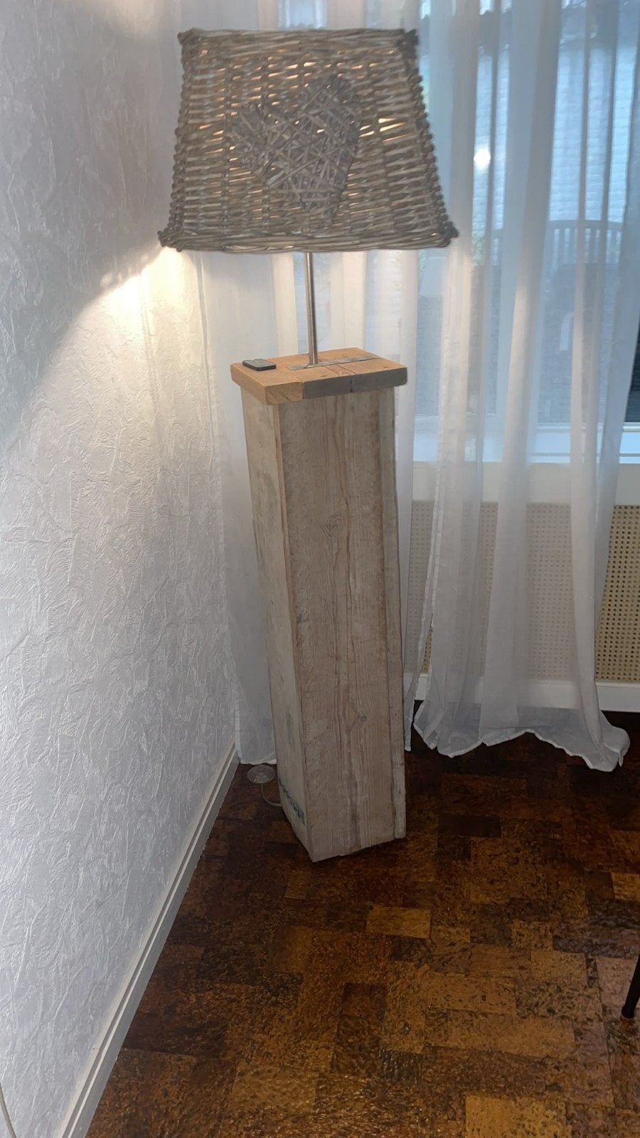 Unieke staande lamp met houten sokkel en rieten kap, Ophalen, Gebruikt, Landelijk, Rustiek, Hout