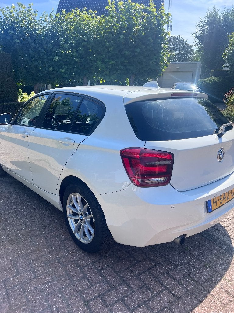 BMW 1-Serie 116i 136PK 5D 2014 Wit, Dealer onderhouden, Zwart, 4 cilinders, Wit