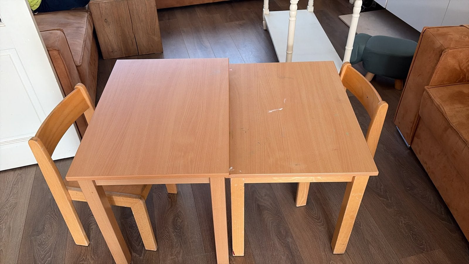 Twee kleuterklas bureautjes - gratis af te halen, Kinderen en Baby's, Ophalen, Gebruikt, Tafel(s)