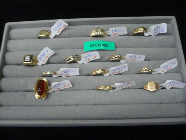 diverse gouden dames ringen in bakje de prijzen staan er bij, Ophalen of Verzenden, Gebruikt, Goud, Goud