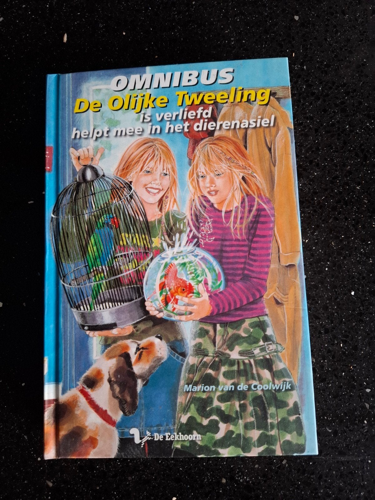 Omnibus De Olijke Tweeling: Is verliefd & Helpt mee, Ophalen of Verzenden, Zo goed als nieuw, Marion van de Coolwijk, Fictie