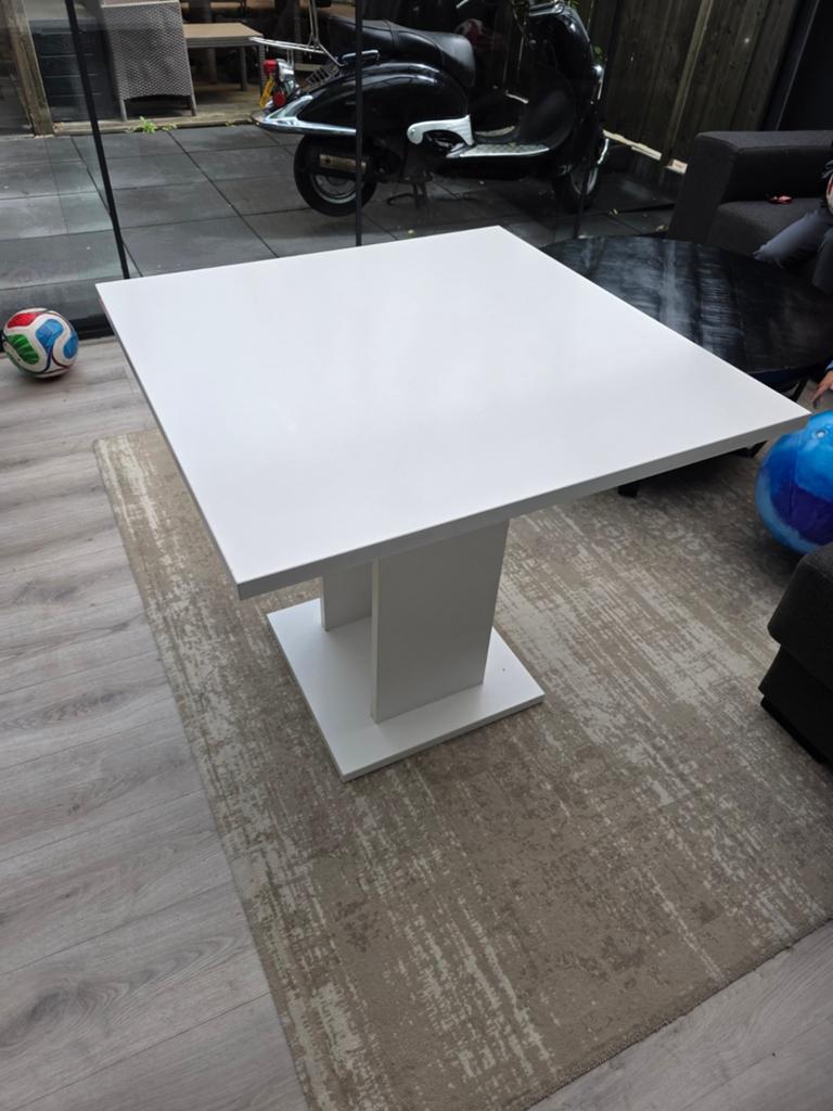 Witte vierkante eettafel met centrale poot, Huis en Inrichting, Tafels | Eettafels, Ophalen, Overige materialen, Gebruikt, 50 tot 100 cm