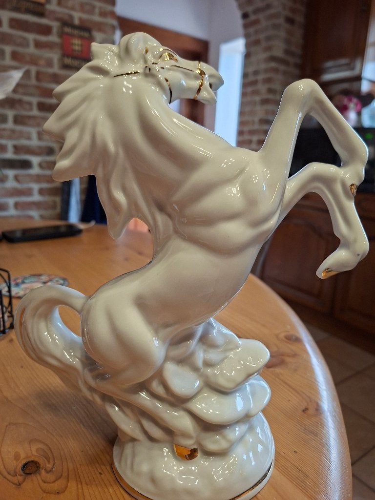 Witte stijgende paart met goude rand model 970 ., Ophalen, Zo goed als nieuw, Dier