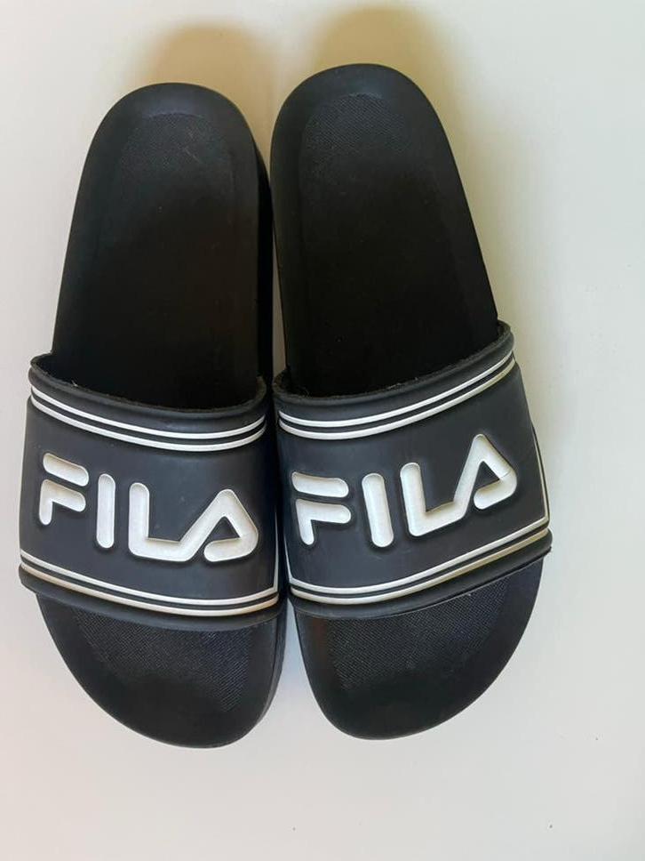 Fila badslippers zwart maat 39 (valt als 37/37,5), Slippers, Zwart, Ophalen of Verzenden, Zo goed als nieuw
